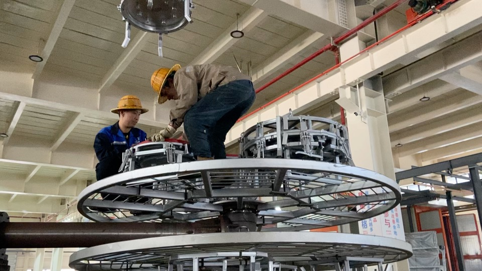 旭日新聞 | 旭日滾塑生產(chǎn)車間試?，F(xiàn)場