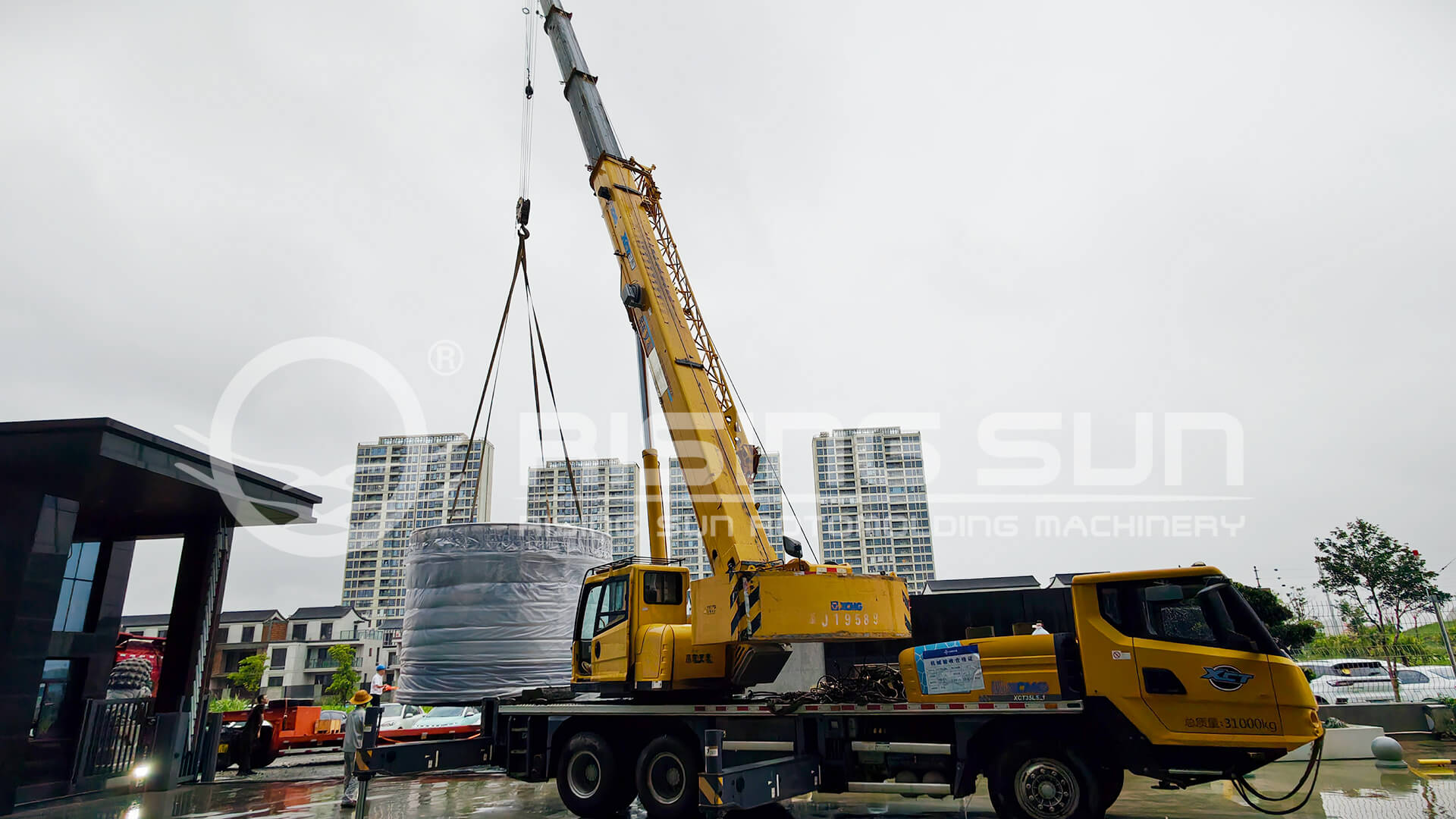 旭日日常 | 臺(tái)風(fēng)天里的滾塑模具裝柜現(xiàn)場(chǎng)，震撼體驗(yàn)值直接拉滿(mǎn)！