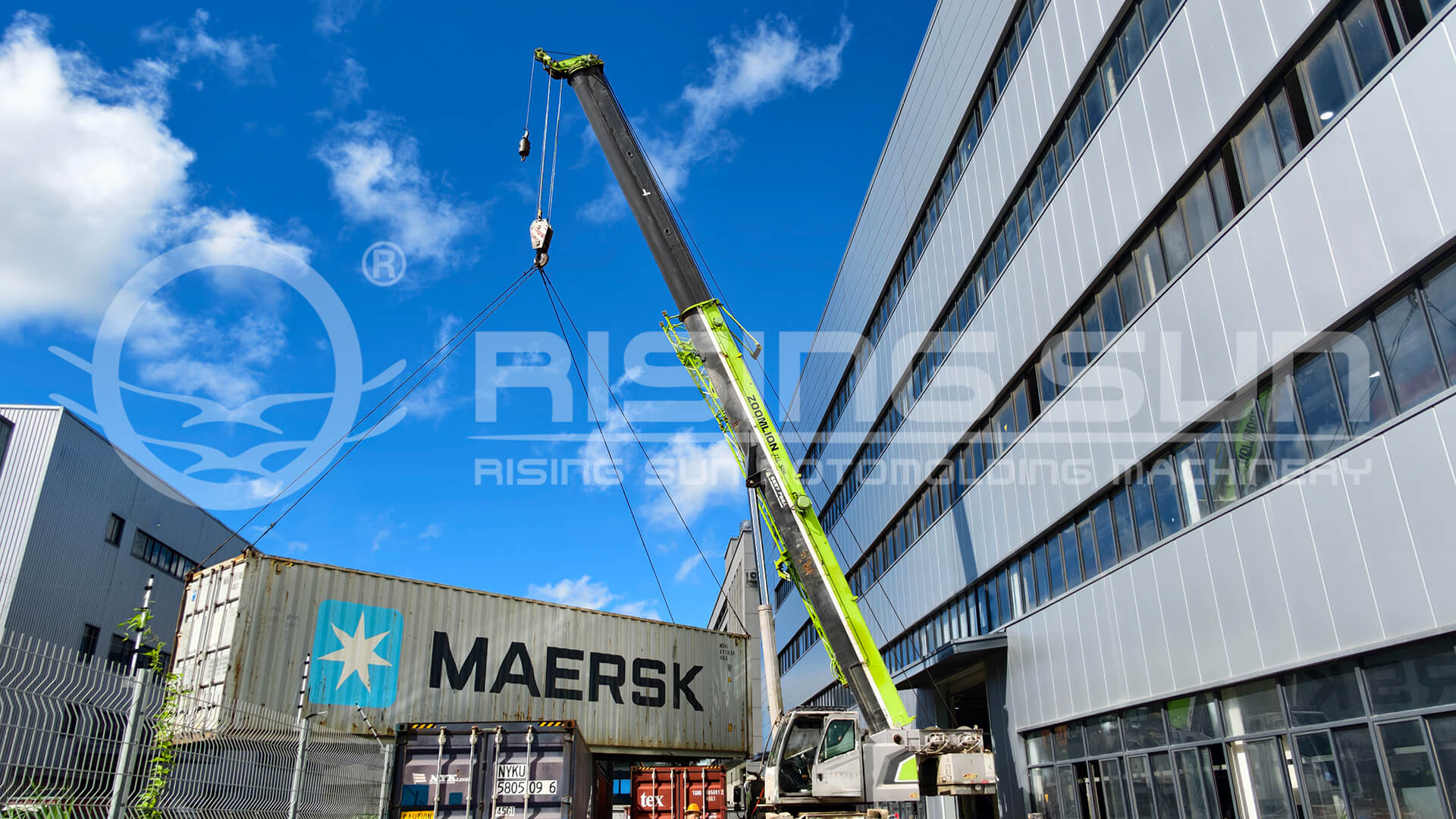 旭日新聞 | 旭日滾塑塔轉(zhuǎn)滾塑機(jī)裝柜出口海外，賦能全球滾塑產(chǎn)業(yè)